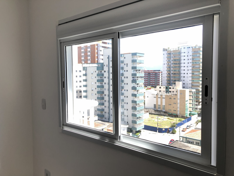 Apartamento à venda Guilhermina com 158m² e 3 quartos por R$ 860.000 - detale-das-janelas-em-aluminio-com-persiana-blackout-eletricas.jpg