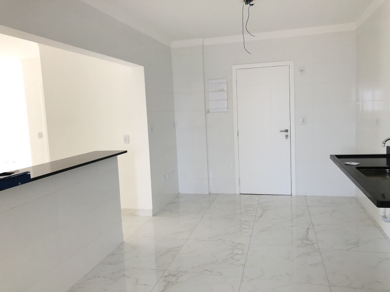 Apartamento à venda Guilhermina com 158m² e 3 quartos por R$ 860.000 - visao-da-cozina-com-a-porta-de-acesso-do-elevador-de-servico-ao-fundo-da-foto.jpg