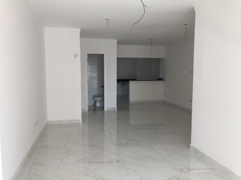 Apartamento à venda Guilhermina com 158m² e 3 quartos por R$ 860.000 - visao-da-porta-da-varanda-para-as-salas-e-cozina-ao-fundo.jpg
