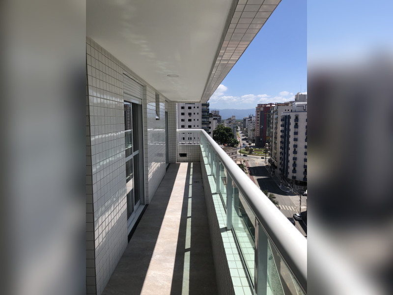 Apartamento à venda Guilhermina com 158m² e 3 quartos por R$ 860.000 - visao-geral-da-varanda-com-portas-de-acesso-para-2-das-suites.jpg