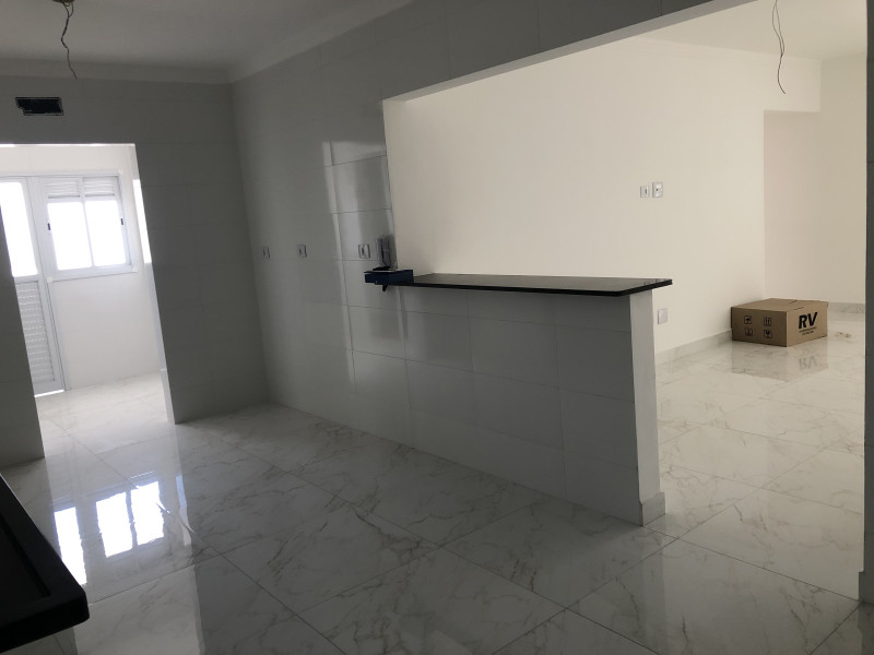 Apartamento à venda Guilhermina com 158m² e 3 quartos por R$ 860.000 - vista-da-cozina-e-mesa-balcao-para-a-sala.jpg
