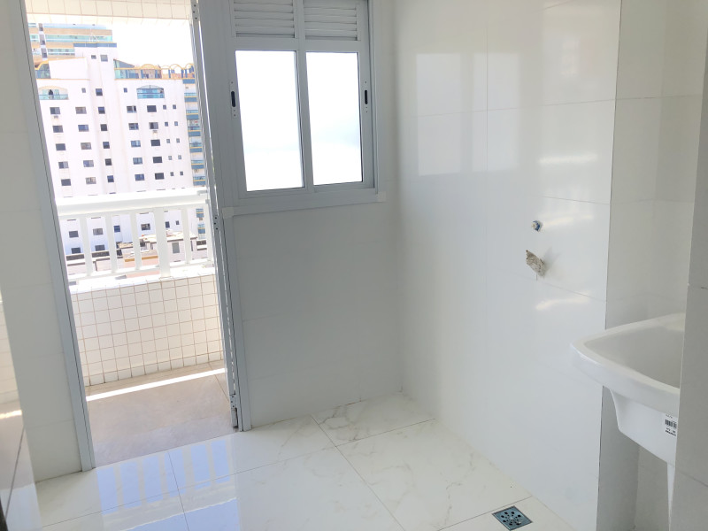 Apartamento à venda Guilhermina com 158m² e 3 quartos por R$ 860.000 - vista-da-lavanderia-e-saida-para-a-sacada-funcional-foto-2.jpg