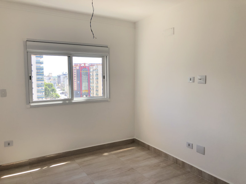 Apartamento à venda Guilhermina com 158m² e 3 quartos por R$ 860.000 - vista-da-suite-1-com-tomadas-para-tv-e-entrada-para-ar-condicionado-central.jpg