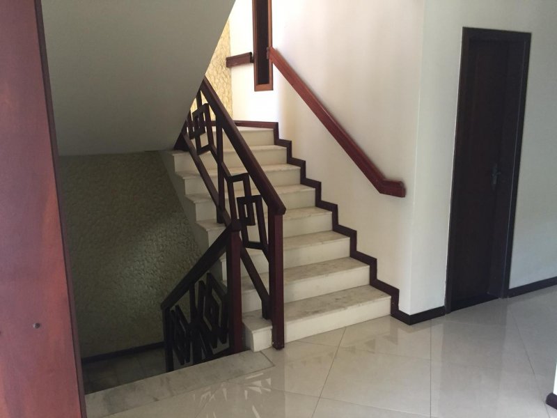 Casa à venda Jardim Blumenau com 338m² e 4 quartos por R$ 1.550.000 - 1017952760-escada.jpeg