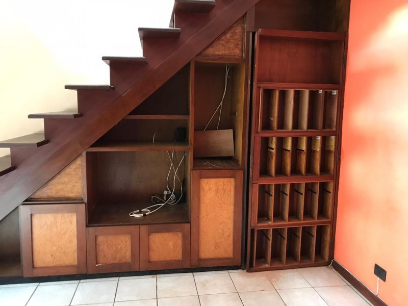 Casa à venda Jardim Cruzeiro com 150m² e 3 quartos por R$ 630.000 - 310813691-escada-de-acesso-pra-segunda-andar-e-porta-para-quarto-principal.jpeg