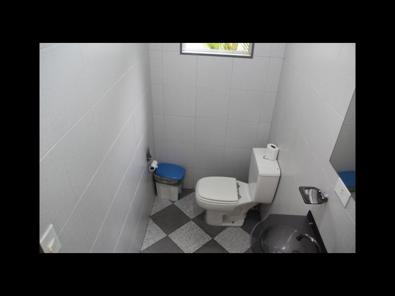 Casa à venda Vila Vivaldi com 350m² e 4 quartos por R$ 650.000 - 1497803081-banheiro-da-churrasqueira.jpg