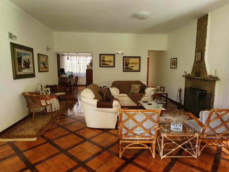 Casa à venda Itaipava com 390m² e 3 quartos por R$ 1.500.000 - 265597073-05-sala-de-estar-com-lareira.jpg