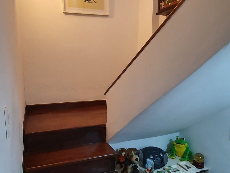 Casa à venda Itaipava com 390m² e 3 quartos por R$ 1.500.000 - 557370360-22-escada-para-segundo-andar.jpg