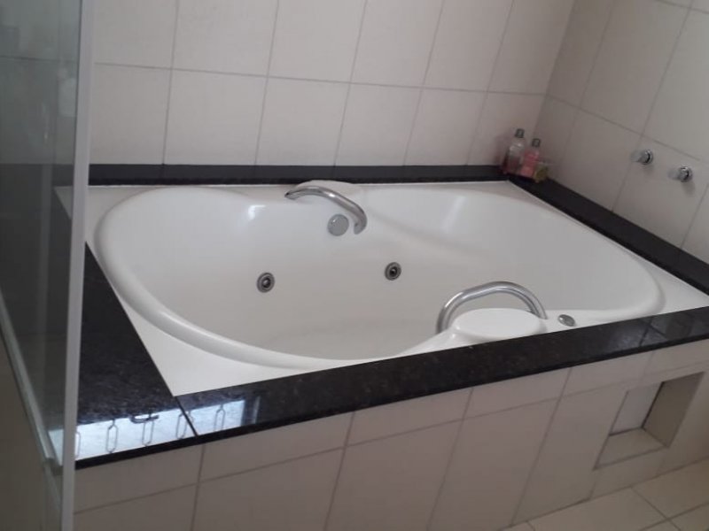 Casa à venda Jardim Amelia com 208m² e 3 quartos por R$ 550.000 - 258646209-banheiro-1.jpeg