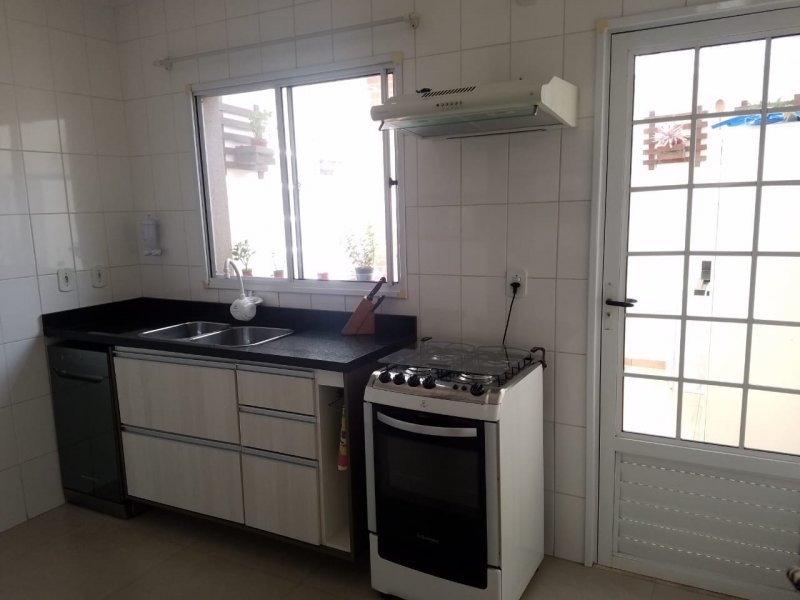 Casa de condomínio à venda Jardim Celia com 70m² e 2 quartos por R$ 350.000 - 1343724996-cozinha-pia-porta-e-janela.jpeg