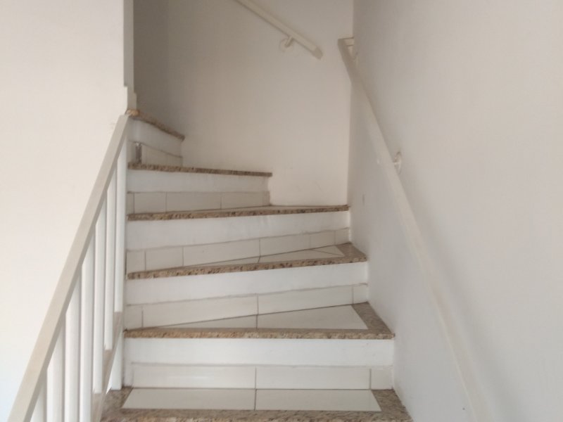 Casa à venda Parque Ipê com 100m² e 2 quartos por R$ 350.000 - 2115875101-escada.jpg