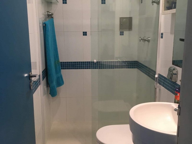 Apartamento à venda Leme com 120m² e 3 quartos por R$ 2.000.000 - 1883636835-banheiro-social-azul-2.jpg