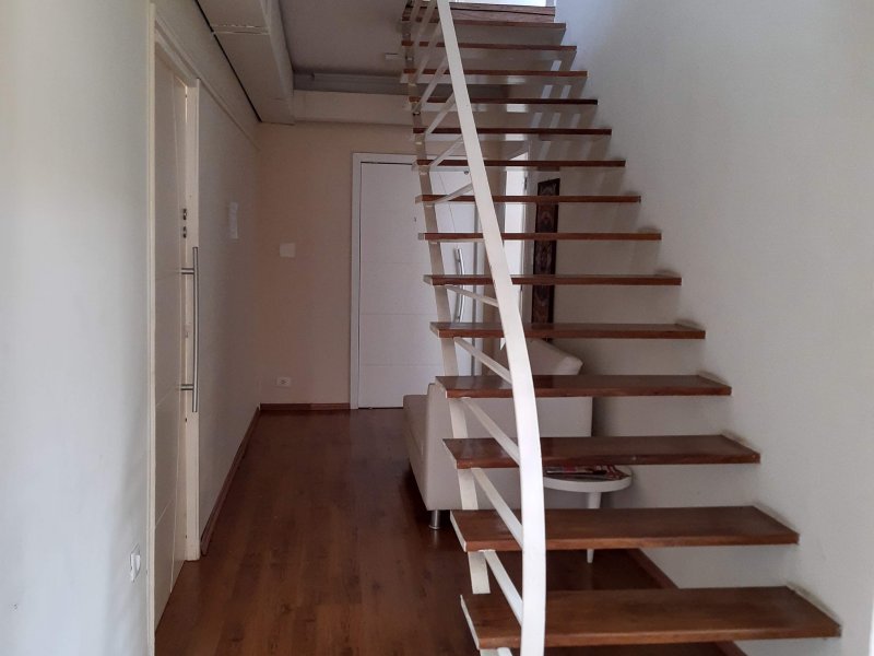 Casa à venda Sumaré com 330m² e 4 quartos por R$ 3.500 - 1325251480-escada.jpg