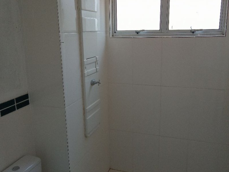 Apartamento à venda Jardim das Piteiras com 57m² e 2 quartos por R$ 139.500 - 1018695974-banheiro.jpeg