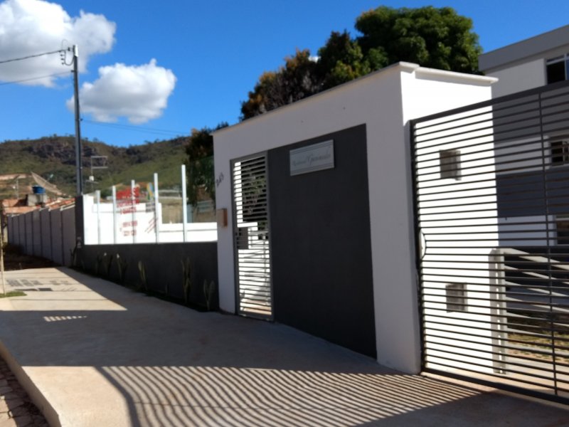Apartamento à venda Jardim das Piteiras com 57m² e 2 quartos por R$ 139.500 - 220923430-frente-com-grade.jpg