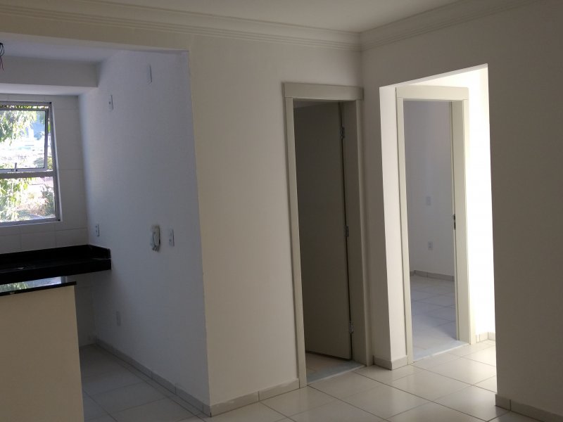 Apartamento à venda Jardim das Piteiras com 57m² e 2 quartos por R$ 139.500 - 524070489-sala-e-cozinha-americana-apto-fundos.jpg