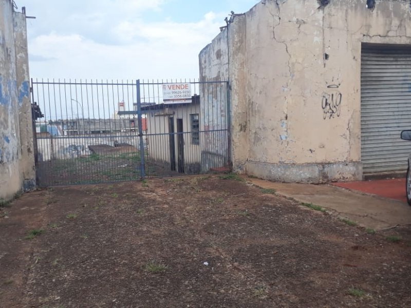 Terreno à venda Centro com 1457m² e  quartos por R$ 1.400.000 - 1780498520-frente-um-terreno.JPG