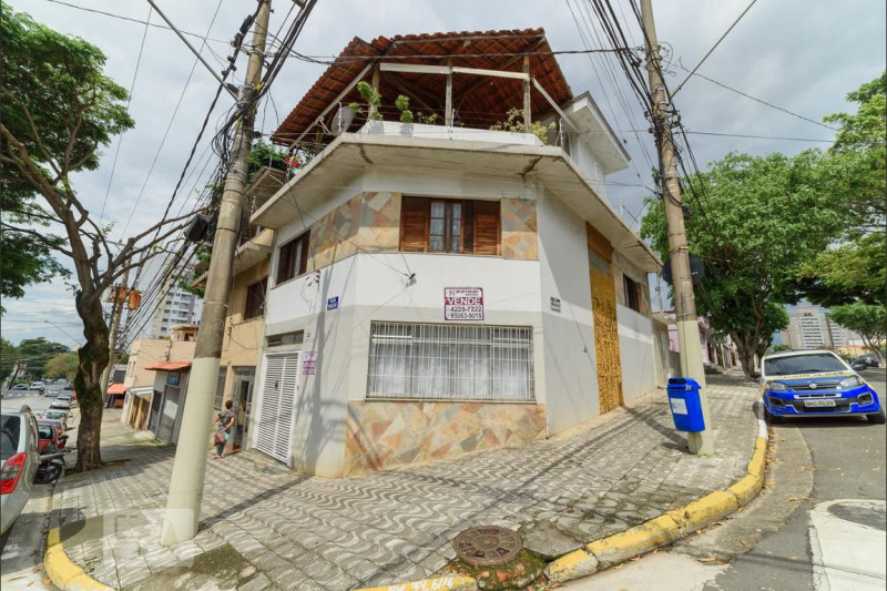 Casa para alugar Village Moutonnée com 240m² e 3 quartos por R$ 0 - 752793474-vista-externa-da-casa-entre-ruas.jpg