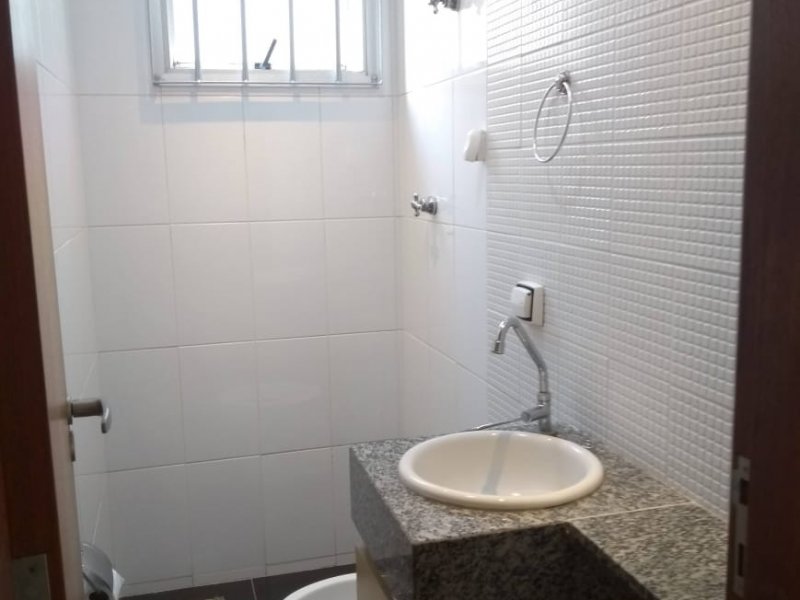 Apartamento à venda Sagrada Família com 64m² e 2 quartos por R$ 349.000 - 684380129-banheiro-social.jpeg