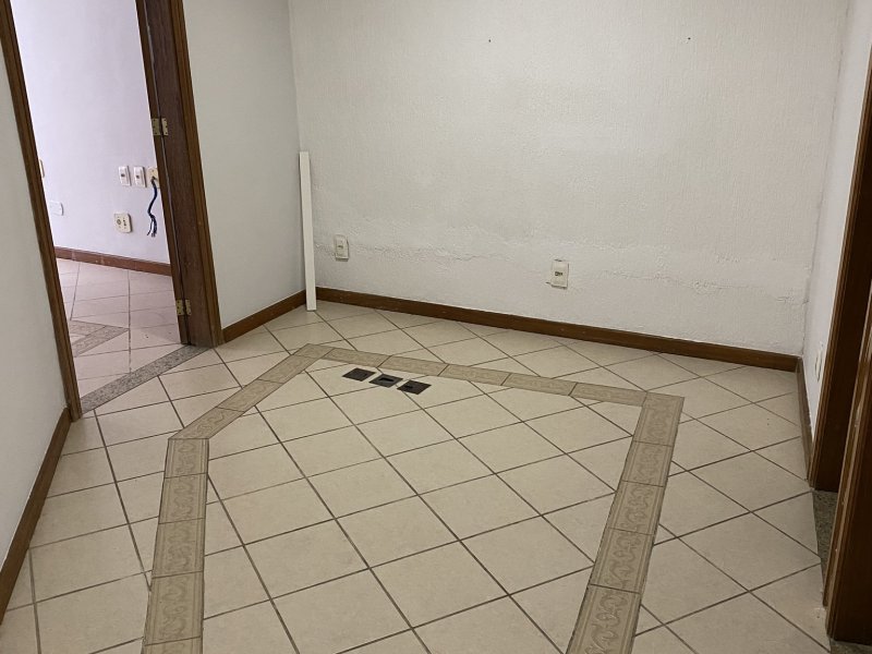 Comercial à venda Centro com 40m² e 1 quarto por R$ 85.000 - 1708679576-img-0285.JPEG