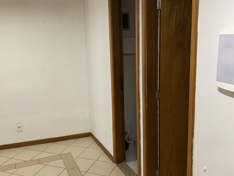 Comercial à venda Centro com 40m² e 1 quarto por R$ 85.000 - 1767829678-img-0286.JPEG