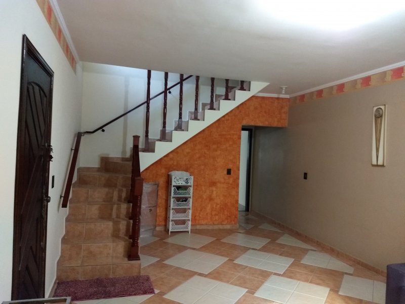 Casa à venda Jardim Vila Galvão com 210m² e 3 quartos por R$ 630.000 - 1844840409-sala.jpg