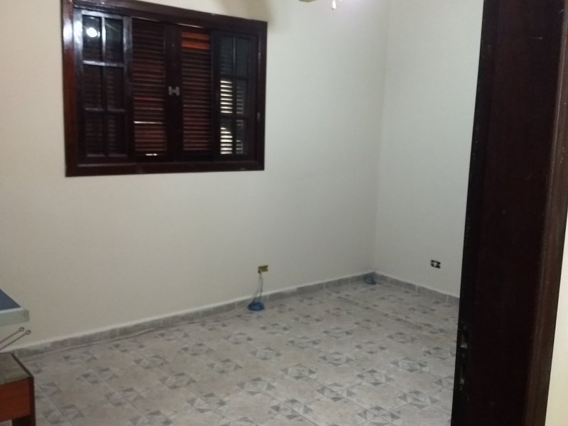 Casa à venda Jardim Vila Galvão com 210m² e 3 quartos por R$ 630.000 - 2094815384-dormitorio-do-meio.jpg