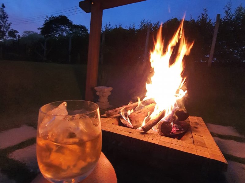 Chácara à venda Centro com 330m² e 4 quartos por R$ 880.000 - 889372195-lareira.jpeg