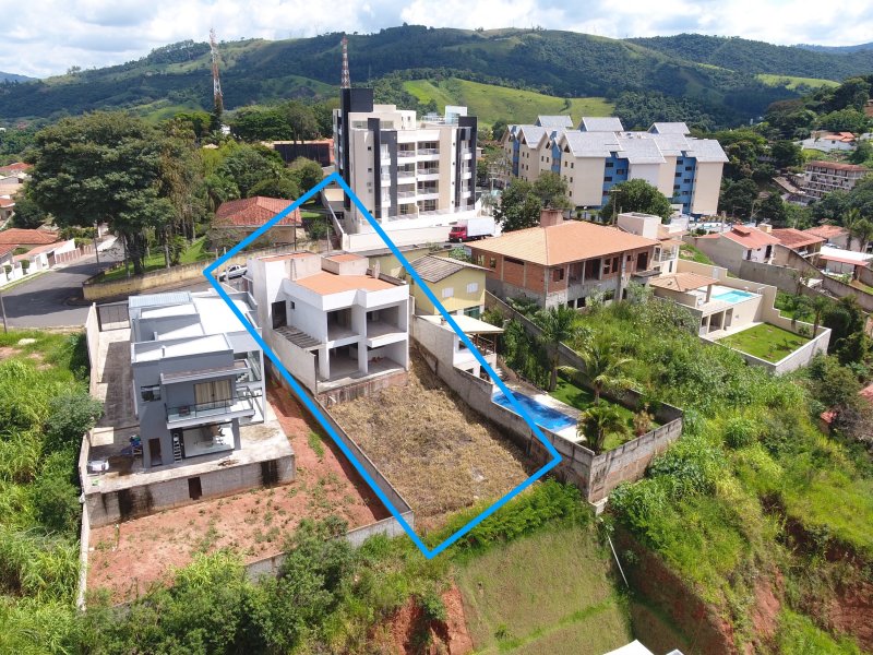 Casa à venda CENTRO com 250m² e 3 quartos por R$ 650.000 - 115067992-foto-vista-lateral.jpg