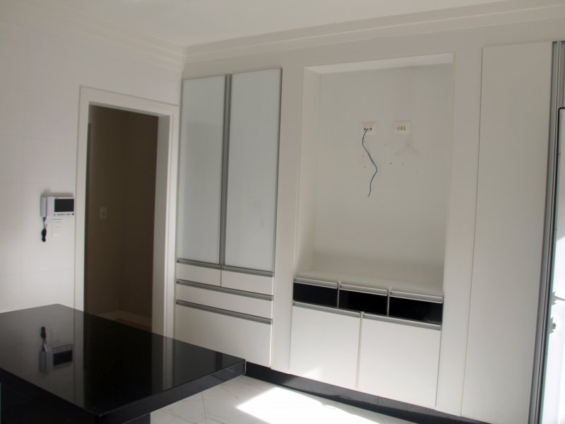 Casa à venda Vila Esperia Ou Giglio com 510m² e 4 quartos por R$ 1.300.000 - 1604753794-12-cozinha-detalhe-armarios-espaco-para-tv-e-porteiro-eletronico-com-camera.jpg