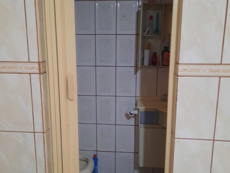 Casa à venda Vila Carmosina com 190m² e 3 quartos por R$ 460.000 - 1997890270-banheiro-fundo.jpg