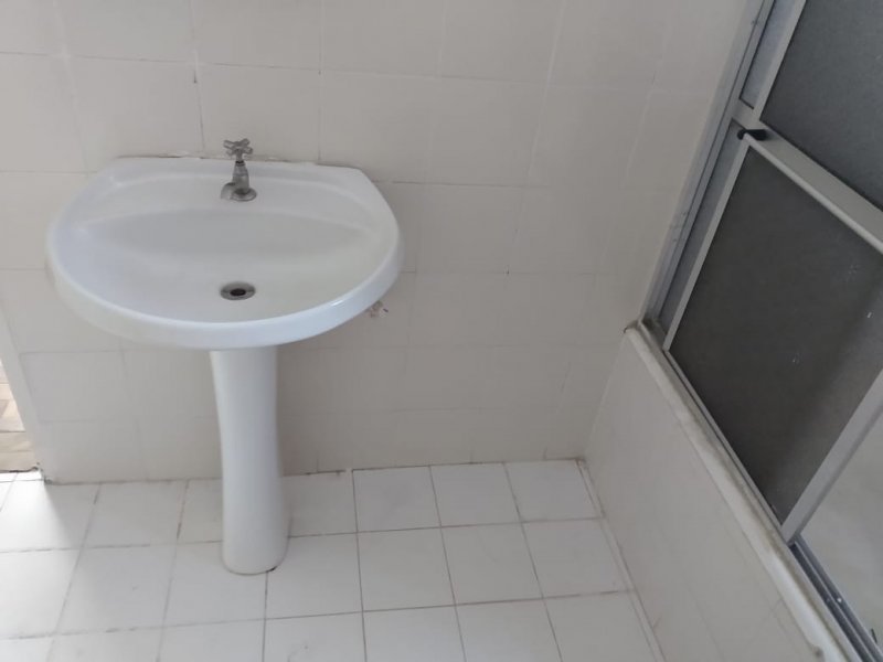 Apartamento à venda Floresta com 59m² e 2 quartos por R$ 190.000 - 1541252118-banheiro1.JPG