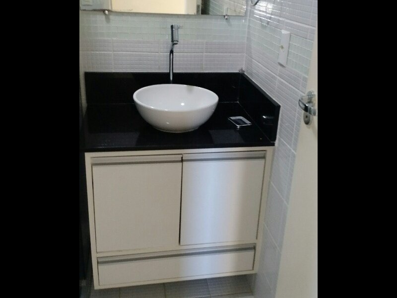 Apartamento à venda Patamares com 68m² e 2 quartos por R$ 355.000 - 1424649470-banheiro-social-detalhe-cuba-sobreposta-bancada-rebaixada-e-armario-1.jpg