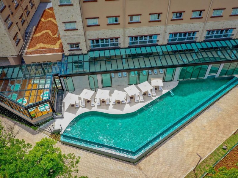Apartamento à venda Vale das Colinas com 27m² e 1 quarto por R$ 55.000 - 710146067-piscinas.jpg