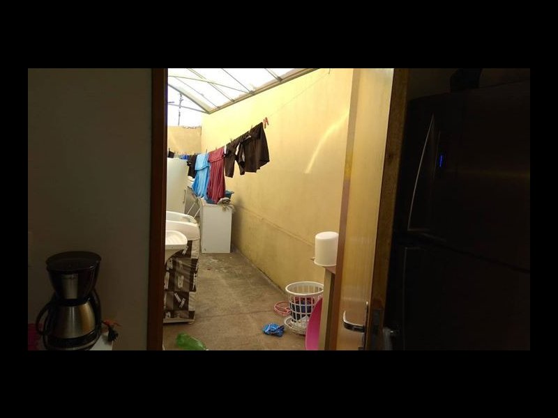 Casa à venda Parque Santa Edwiges com 67m² e 2 quartos por R$ 185.000 - 1012090238-vista-da-area-de-servico-da-cozinha.jpg