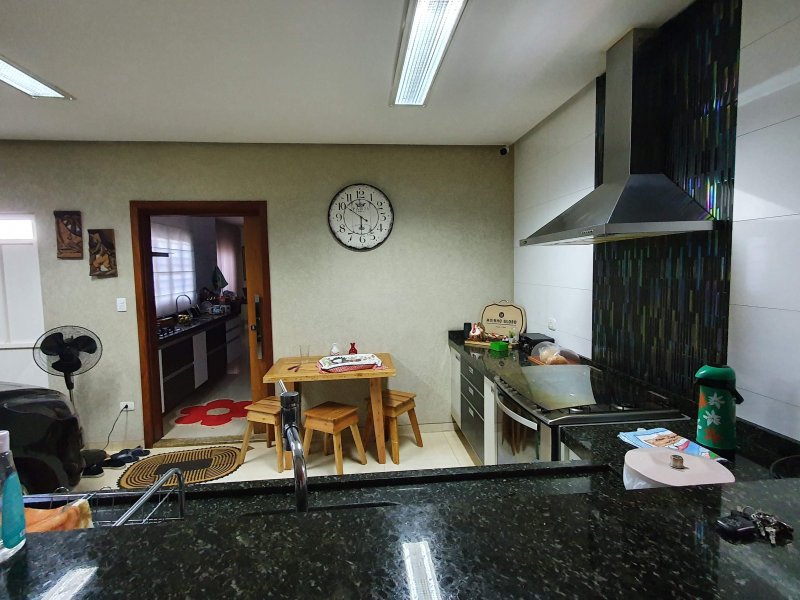 imóvel com 267m² - Centro - Sertanopolis