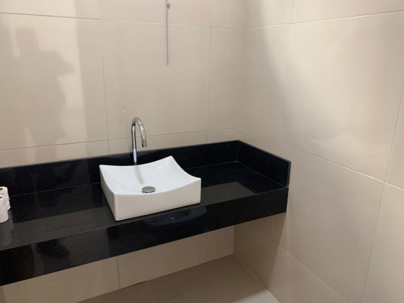 Casa à venda Novo Mundo com 300m² e 5 quartos por R$ 850.000 - 1126887603-lavabo.jpeg