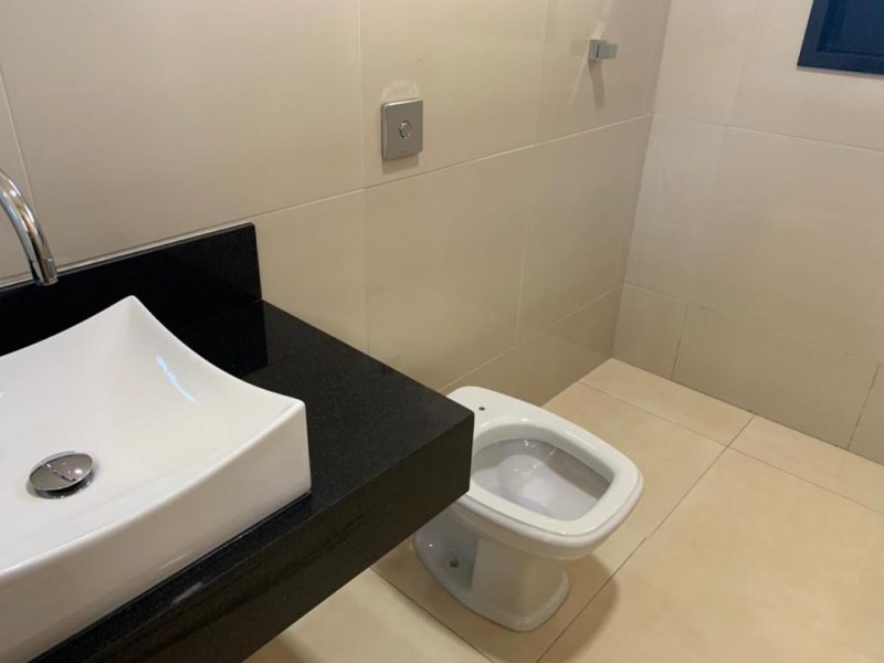 Casa à venda Novo Mundo com 300m² e 5 quartos por R$ 850.000 - 442152899-banheiro-suite.jpeg