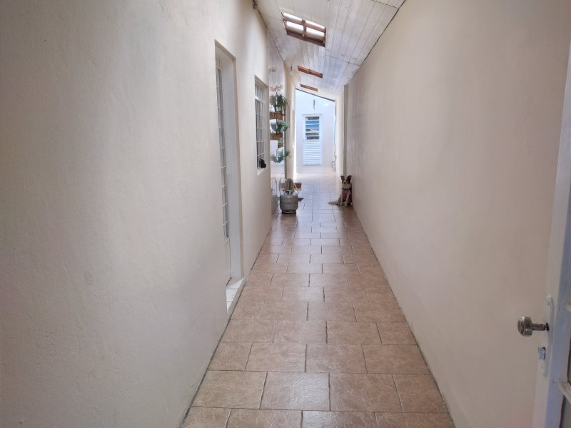 Casa à venda Jardim do Portal com 147m² e 3 quartos por R$ 270.000 - 1477403569-corredor-da-garagem-para-o-fundo.jpg
