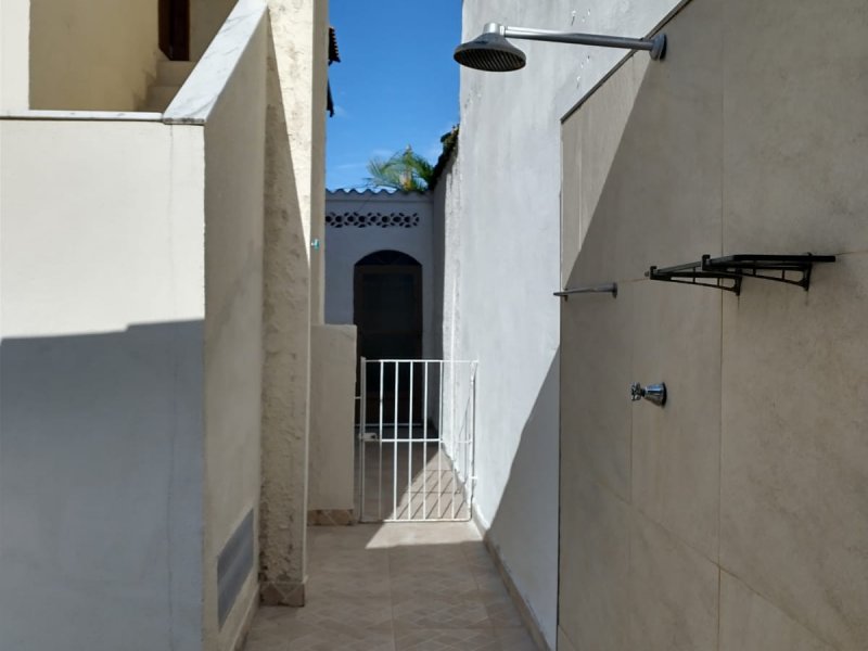 Casa à venda Guaratiba com 136m² e 4 quartos por R$ 590.000 - 204011516-chuveiro-e-corredor-lateral.jpeg
