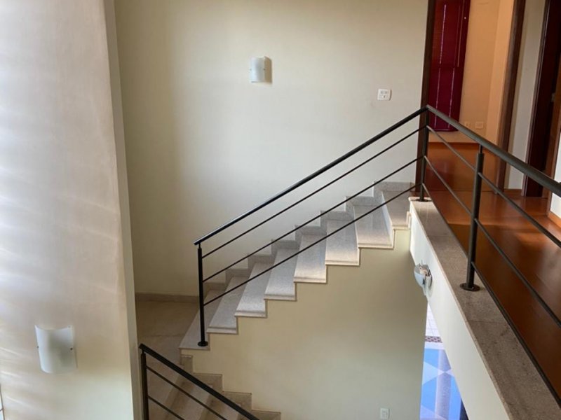 Casa à venda MORADA DA COLINA com 280m² e 3 quartos por R$ 1.680.000 - 321905914-escada-2.jpg