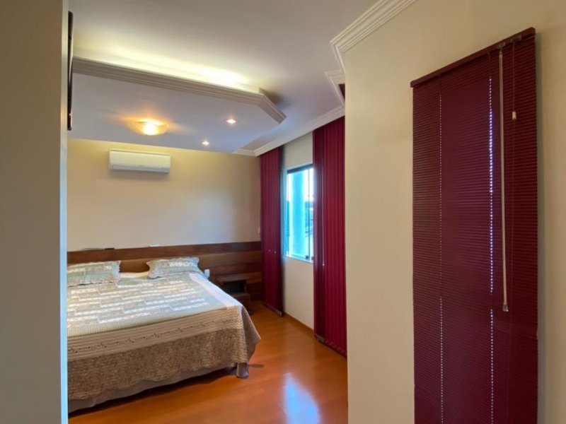 Casa à venda MORADA DA COLINA com 280m² e 3 quartos por R$ 1.680.000 - 530710358-vista-do-clouset-para-quarto-casal.jpg