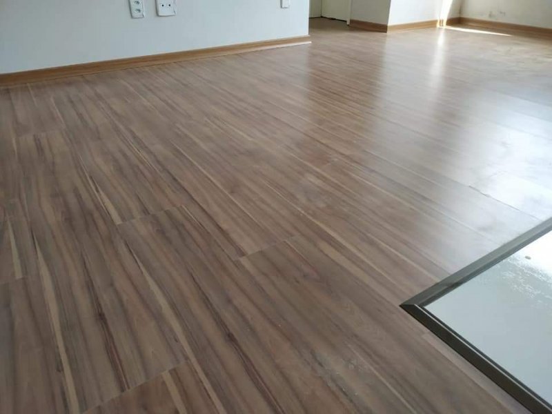 Apartamento à venda Jardim Iruama com 46m² e 2 quartos por R$ 150.000 - 2058786407-piso-de-madeira.jpeg