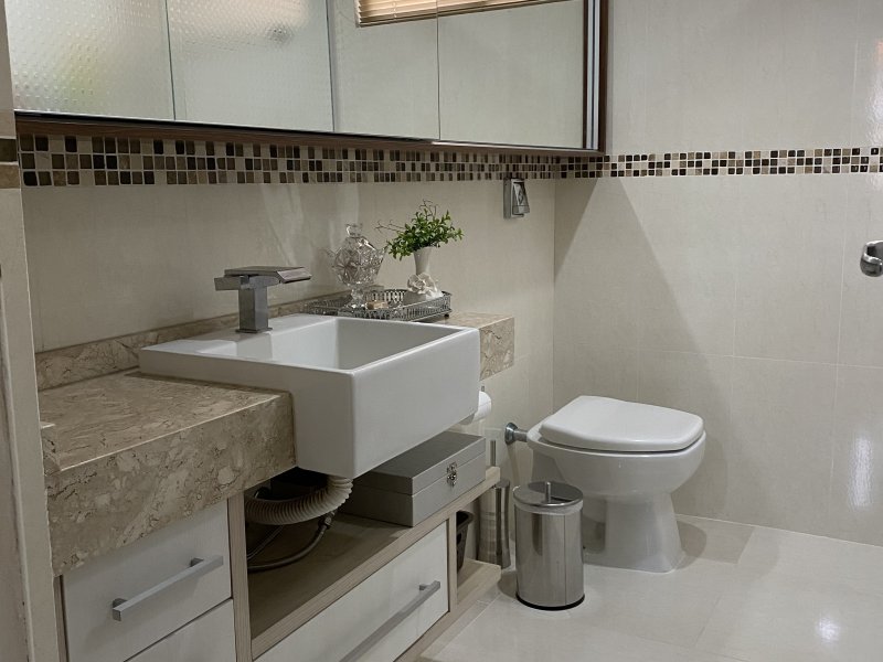 Apartamento à venda Centro com 158m² e 3 quartos por R$ 495.000 - 1192193132-banheiro-da-suite-2.jpg