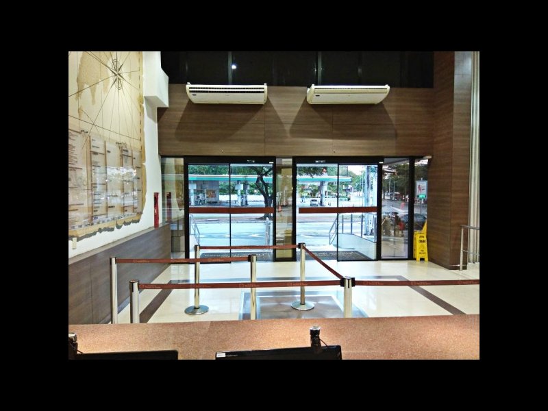 Comercial à venda Caminho das Árvores com 33m² e 1 quarto por R$ 350.000 - 1425358303-porta-de-entrada-do-predio.jpg