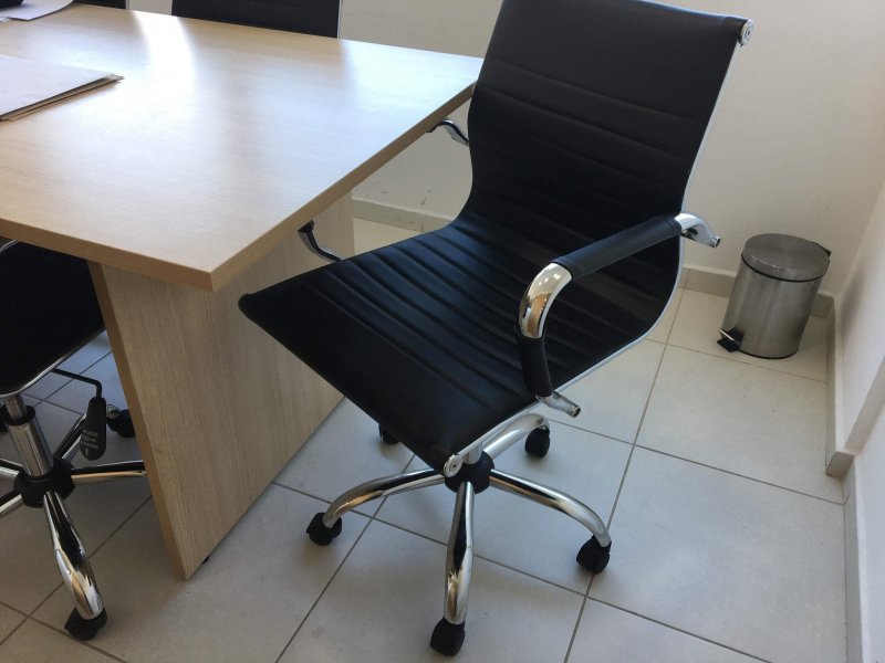 Comercial à venda Freguesia (Jacarepaguá) com 21m² e 1 quarto por R$ 120.000 - 1783953486-cadeiras.jpg