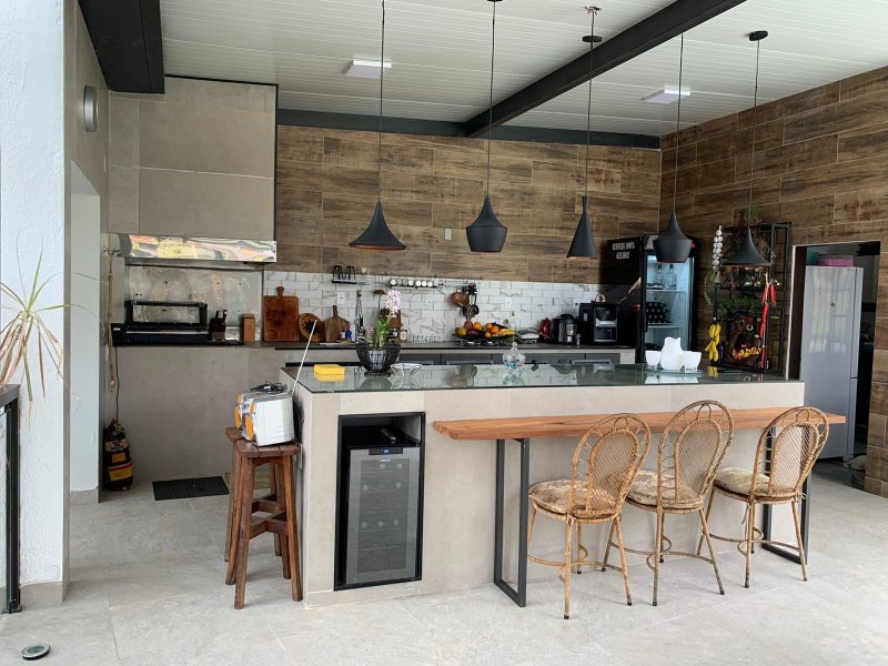 Casa de condomínio à venda Canoas com 800m² e 6 quartos por R$ 1.900.000 - 907694187-espaco-ilha-e-churrasqueira.jpg