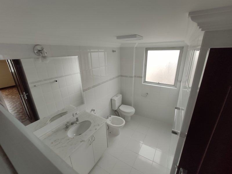 Apartamento à venda Água Verde com 117m² e 3 quartos por R$ 615.000 - 464352657-banheiro-suite.jpg