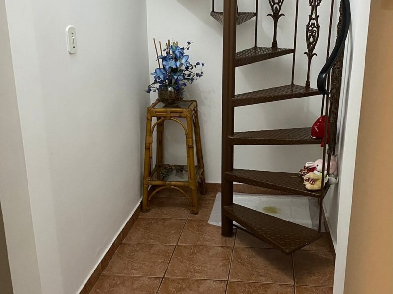 Casa à venda Bosque dos Eucaliptos com 200m² e 4 quartos por R$ 760.000 - 1803784113-casa-escada.jpeg