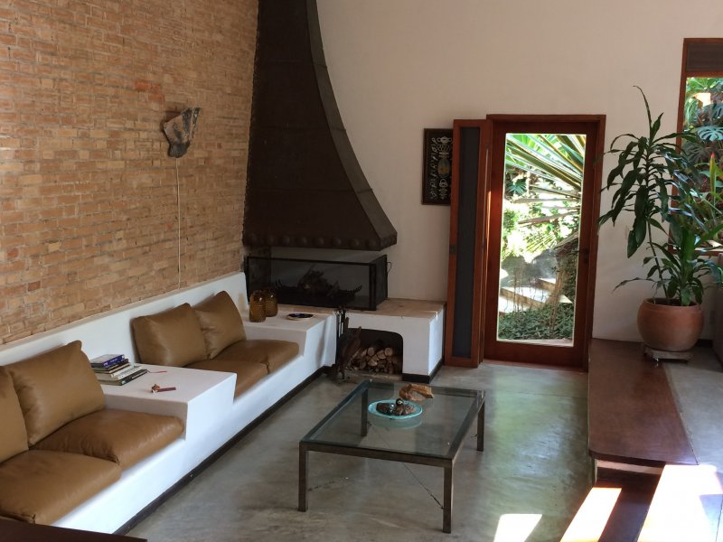 Casa à venda Perequê com 990m² e 10 quartos por R$ 3.600.000 - 173568268-casa-sala-de-estar-lareira-2.JPG